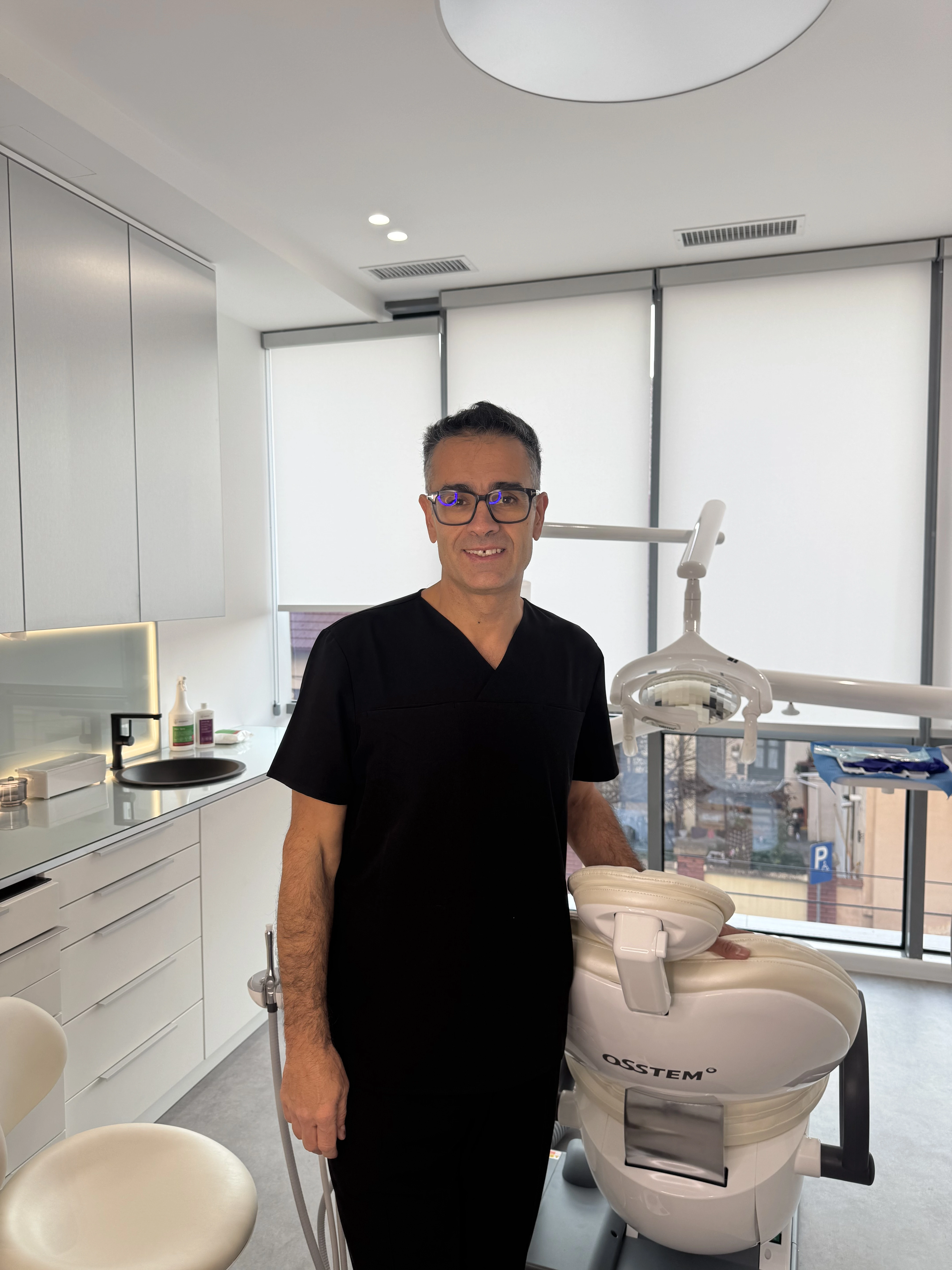 Dr. Rareș Buduru în cabinetul stomatologic
