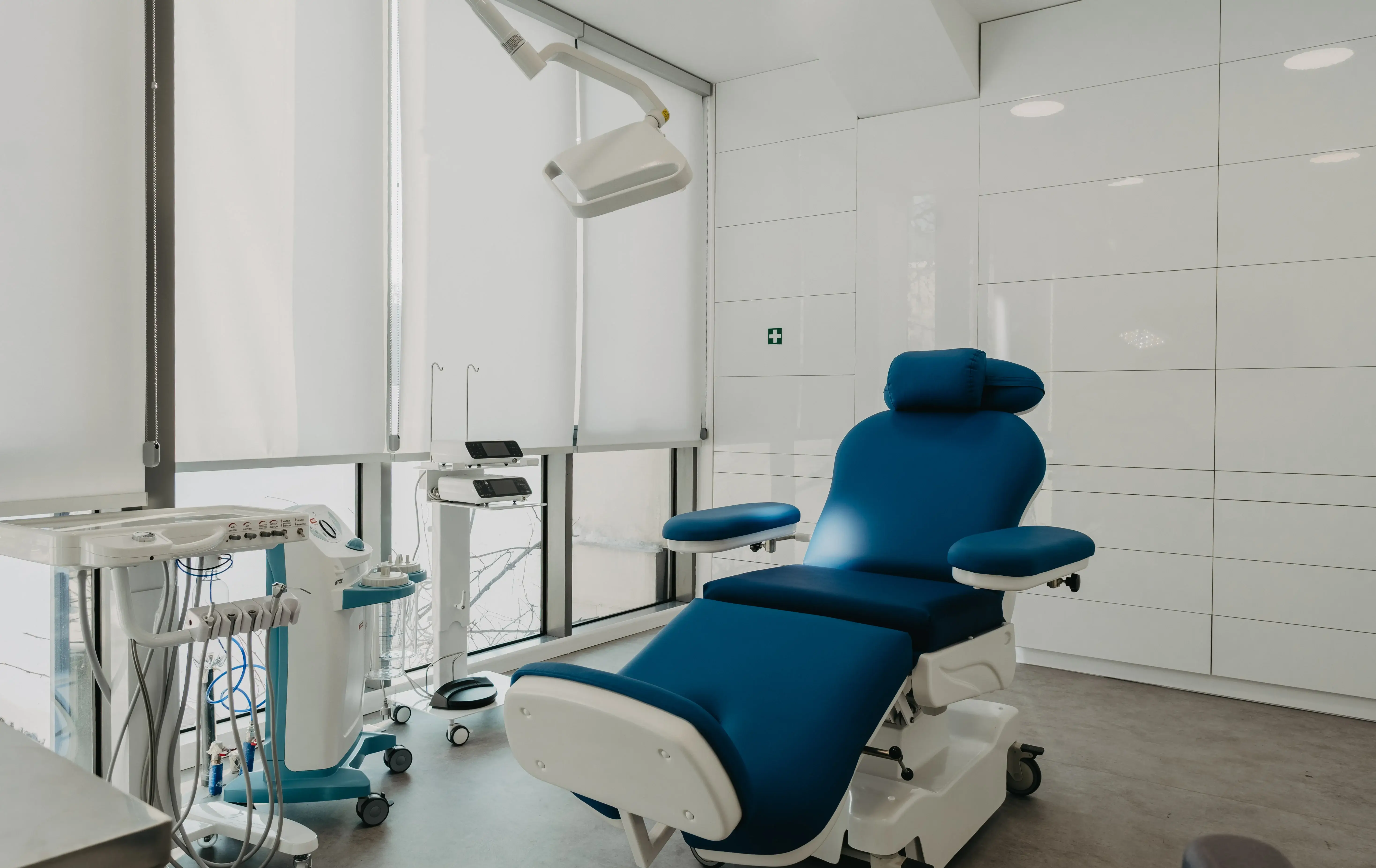 Sala de chirurgie cu scaun albastru