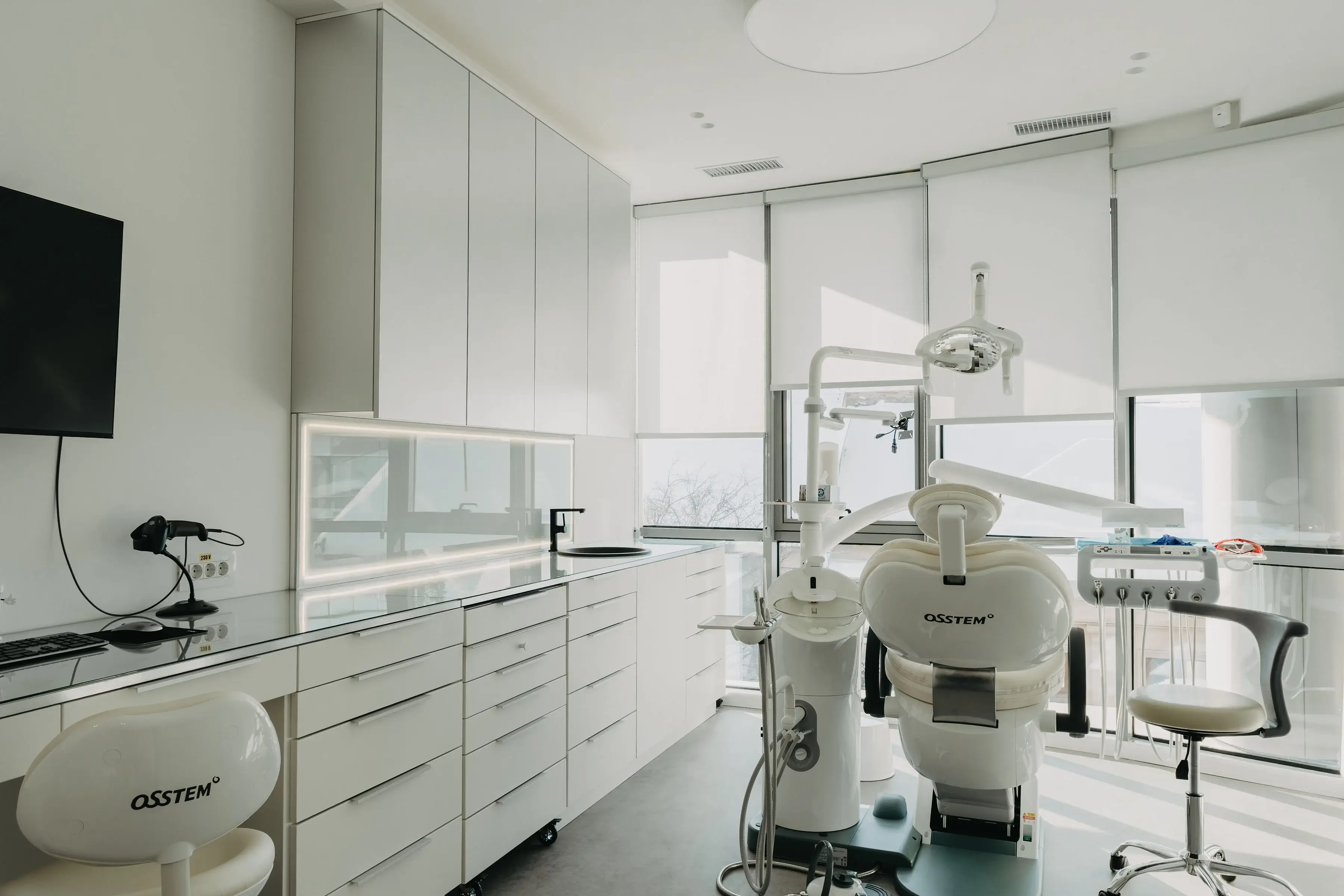 Cabinet modern cu mobilier LED si unit Osstem